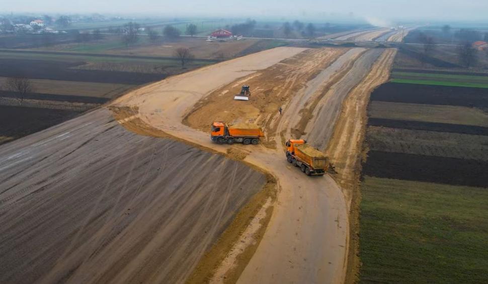 Sute de muncitori cu peste 250 de utilaje lucrează la Autostrada Moldovei A7 837378