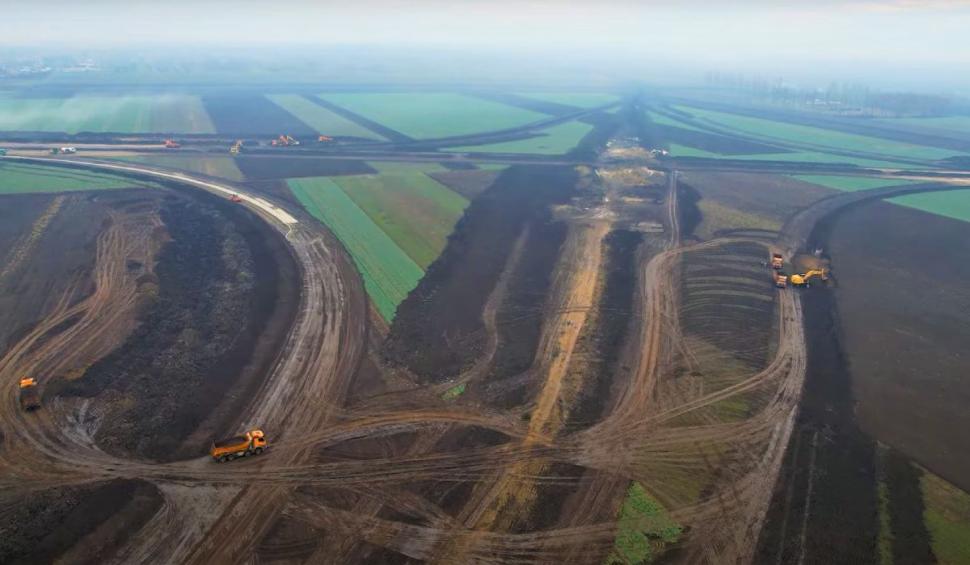 Sute de muncitori cu peste 250 de utilaje lucrează la Autostrada Moldovei A7 837379