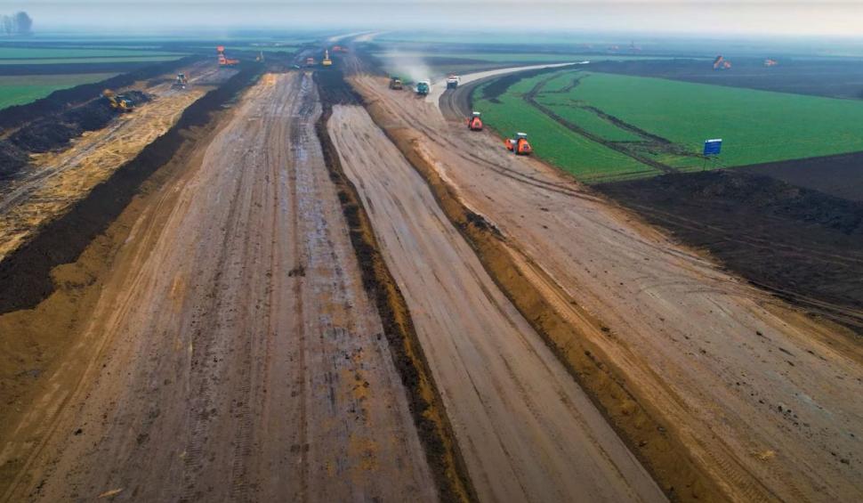 Sute de muncitori cu peste 250 de utilaje lucrează la Autostrada Moldovei A7 837380