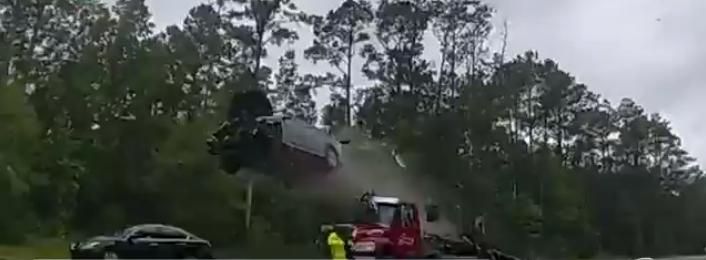 Accident uluitor pe o şosea din SUA: Momentul în care o maşină a zburat peste 30 de metri! 837539