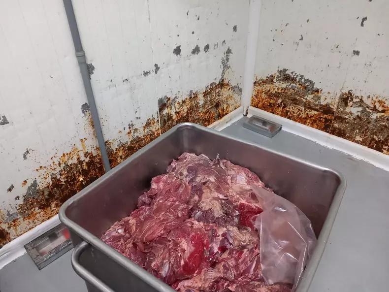 O fabrică de mezeluri din Ilfov, închisă și amendată cu 70.000 de lei de ANPC. Ce nereguli au găsit inspectorii 837490