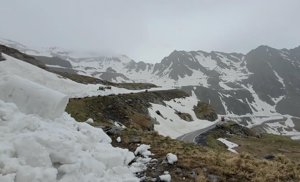 Imagini spectaculoase cu deszăpezirea de pe Transfăgărășan în prima zi de vară. Când se va deschide drumul 837615