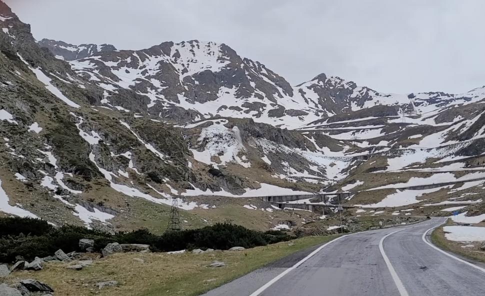 Imagini spectaculoase cu deszăpezirea de pe Transfăgărășan în prima zi de vară. Când se va deschide drumul 837616