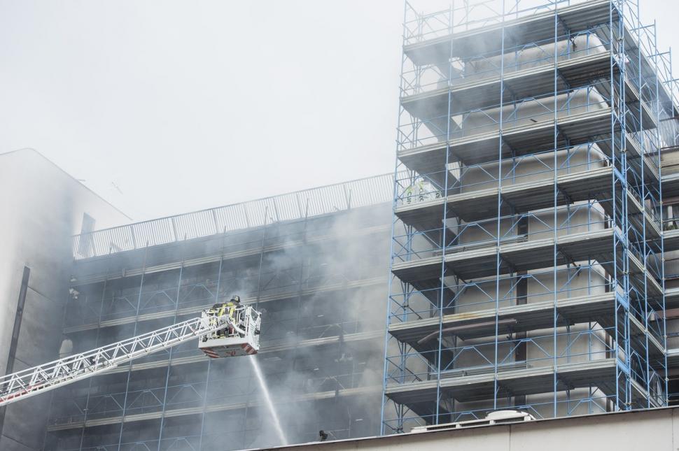 Incendiu de proporții într-o clădire cu opt etaje din Roma. Cel puțin o persoană a murit 837875