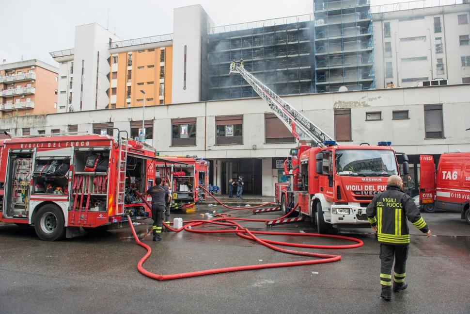 Incendiu de proporții într-o clădire cu opt etaje din Roma. Cel puțin o persoană a murit 837876