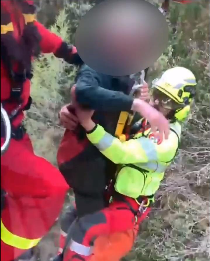Intervenţie dificilă a salvatorilor montani în Bucegi! Un turist blocat pe Valea Caraimanului, recuperat cu un elicopter care l-a ridicat cu troliul  837807