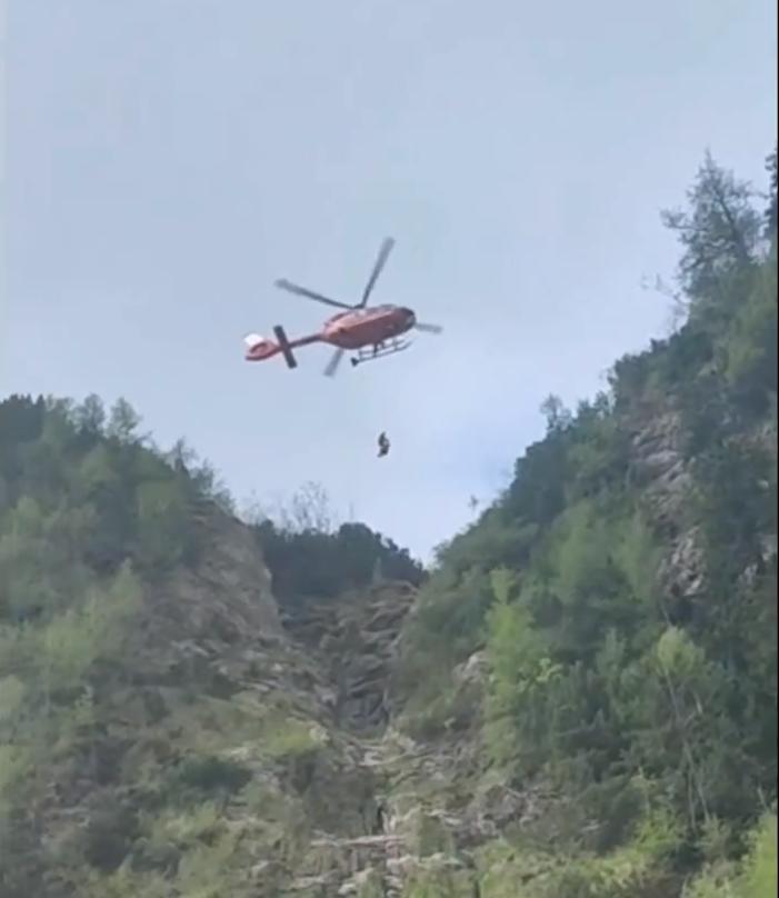 Intervenţie dificilă a salvatorilor montani în Bucegi! Un turist blocat pe Valea Caraimanului, recuperat cu un elicopter care l-a ridicat cu troliul  837808