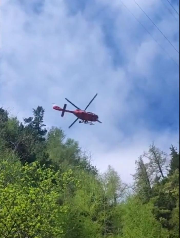 Intervenţie dificilă a salvatorilor montani în Bucegi! Un turist blocat pe Valea Caraimanului, recuperat cu un elicopter care l-a ridicat cu troliul  837809