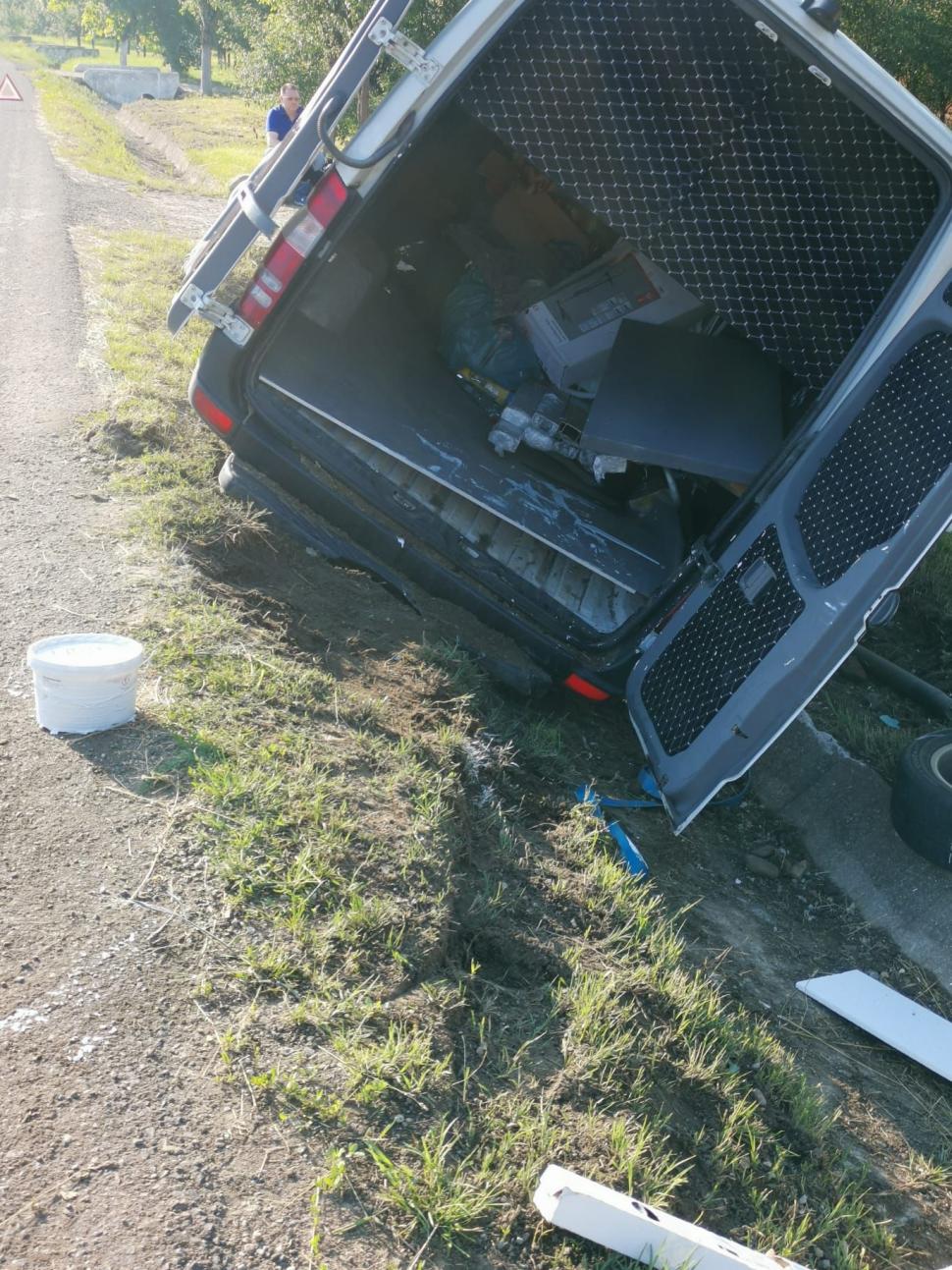 Un microbuz care venea din Germania a intrat într-un cap de pod, la scurt timp după trecerea frontierei în România. Mai mulţi răniţi, printre care şi un copil 837703