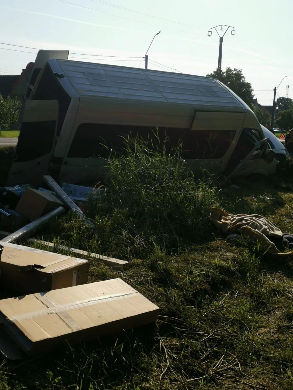Un microbuz care venea din Germania a intrat într-un cap de pod, la scurt timp după trecerea frontierei în România. Mai mulţi răniţi, printre care şi un copil 837705