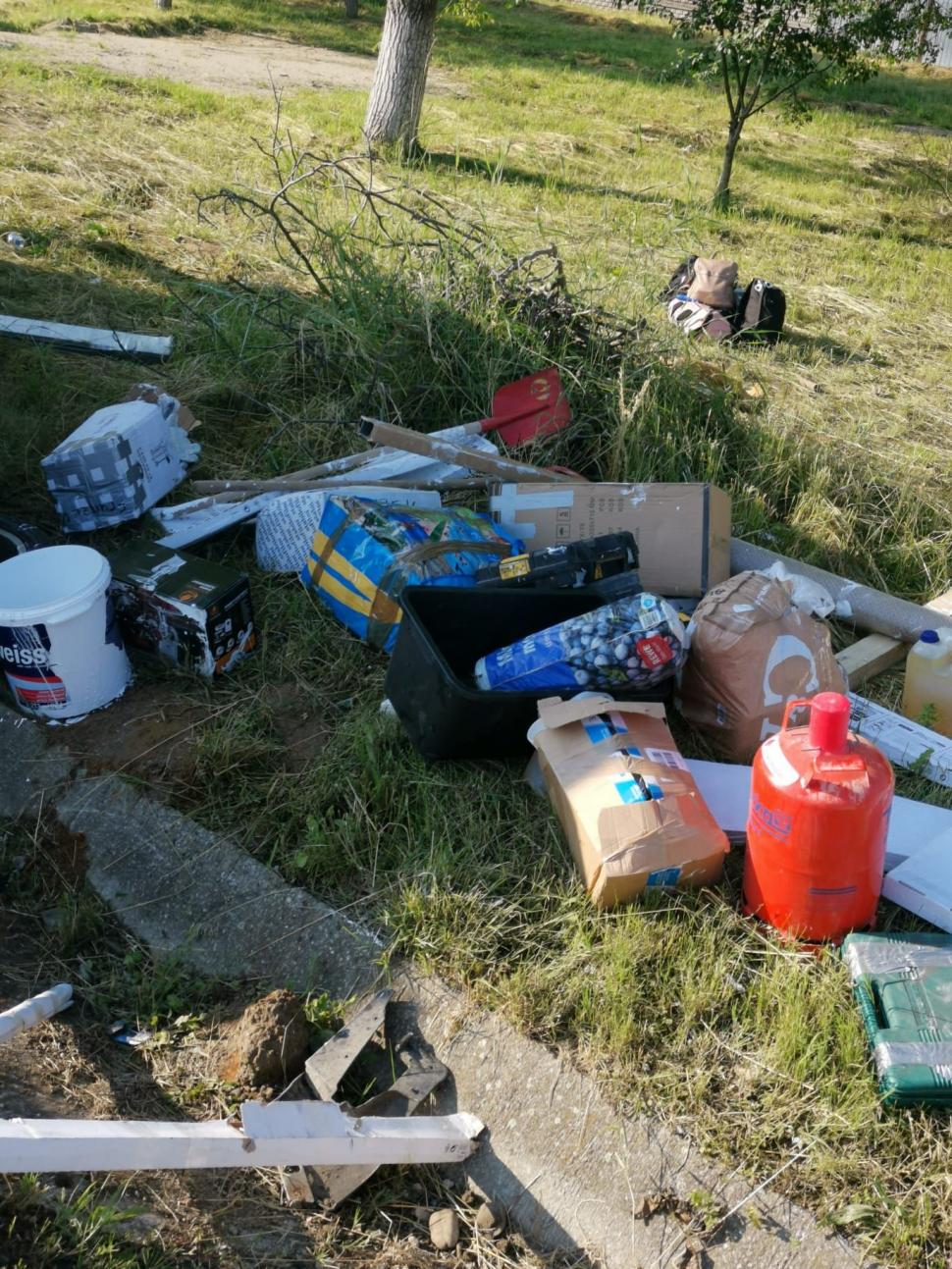 Un microbuz care venea din Germania a intrat într-un cap de pod, la scurt timp după trecerea frontierei în România. Mai mulţi răniţi, printre care şi un copil 837706