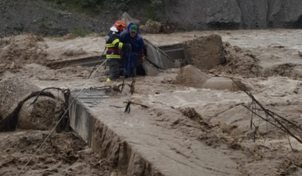 Pensionar, salvat în ultima clipă de pe o stancă, după ce un podeţ s-a surpat în Comarnic, pe râul Prahova