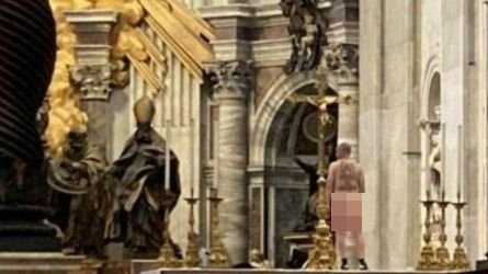 Gest scandalos la Vatican. Un turist dezbrăcat complet s-a urcat pe altarul Bisericii Sfântul Petru