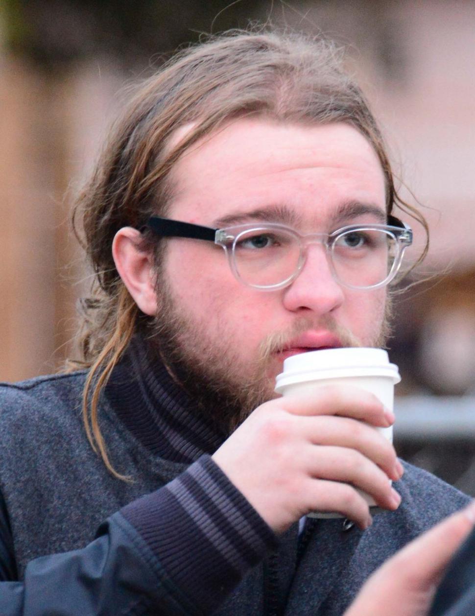 Cum arată astăzi copilul din serialul "Doi bărbați și jumătate". Angus Jones este de nerecunoscut 837847