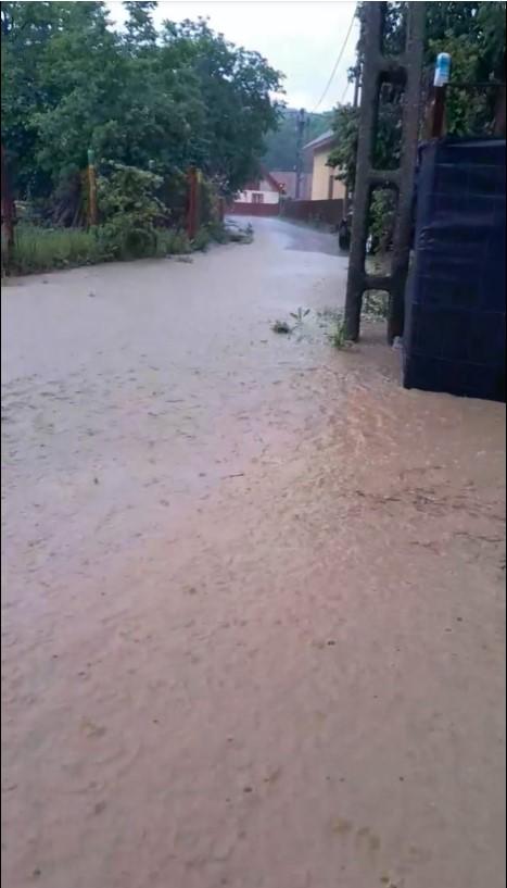 Este Cod roşu! Alertă meteo imediată. Unde loveşte urgia  838067