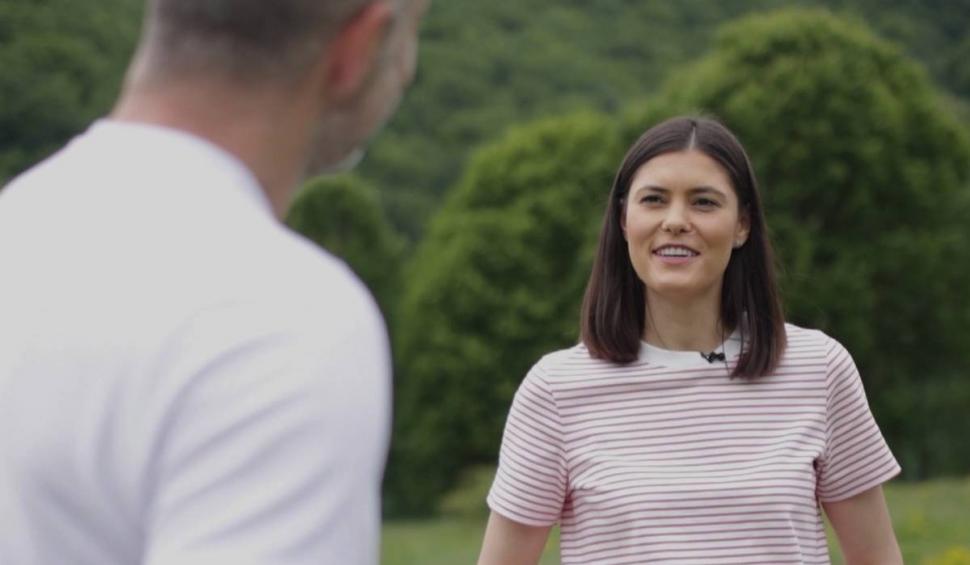 Liliana Gearap, una dintre femeile care conduc lumea pe deasupra norilor, a gătit alături de Ştefan Lungu, în ultima ediţie a sezonului 4 "Gătit la costum" 837472