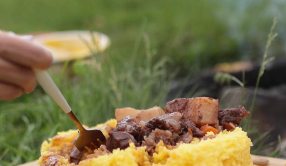 Liliana Gearap, una dintre femeile care conduc lumea pe deasupra norilor, a gătit alături de Ştefan Lungu, în ultima ediţie a sezonului 4 "Gătit la costum" 837473