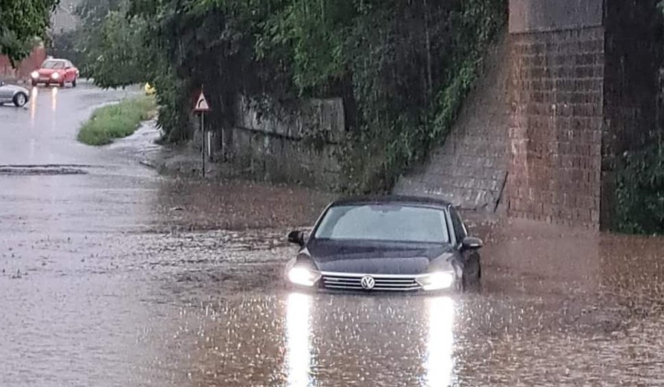 O maşină cu patru persoane, printre care şi doi copii, a rămas blocată în apă în Drăgăşani