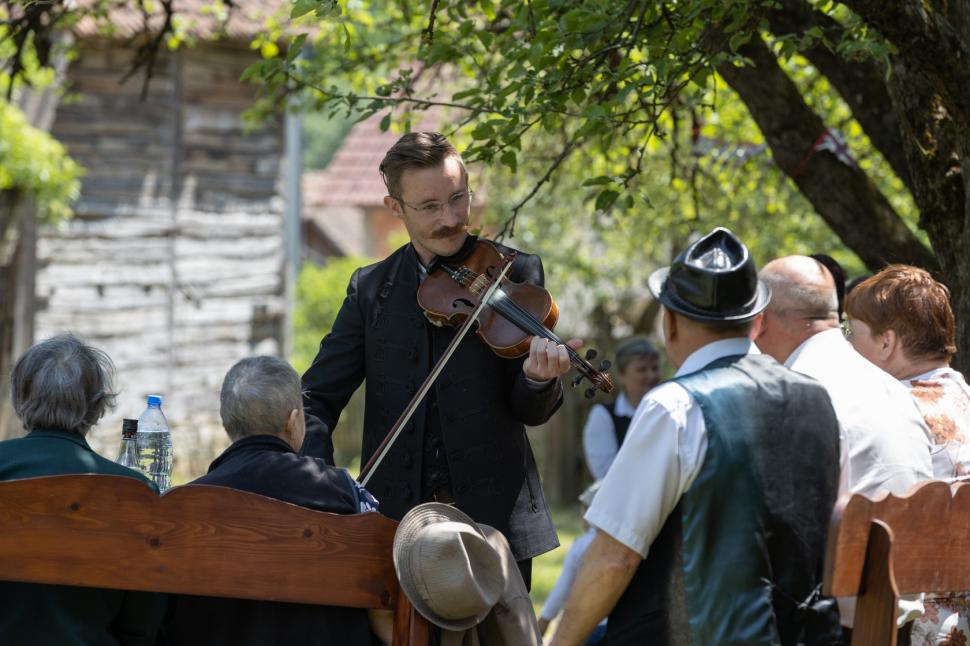 Primele imagini cu Regele Charles al III-lea la picnicul de la Valea Zălanului 838026