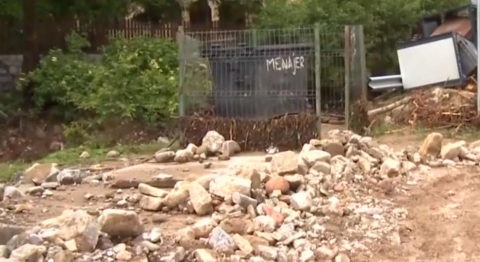 Inundaţii şi viituri în România. "N-am avut ce să mai salvez" | A plouat în câteva ore cât într-o lună  838096