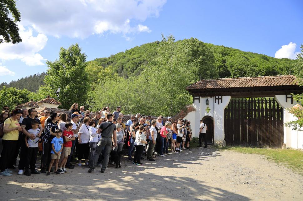 Imagini cu Regele Charles al III-lea, întâmpinat de sute de turişti şi localnici după plimbarea de astăzi 838221