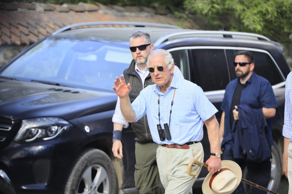 Imagini cu Regele Charles al III-lea, întâmpinat de sute de turişti şi localnici după plimbarea de astăzi 838222