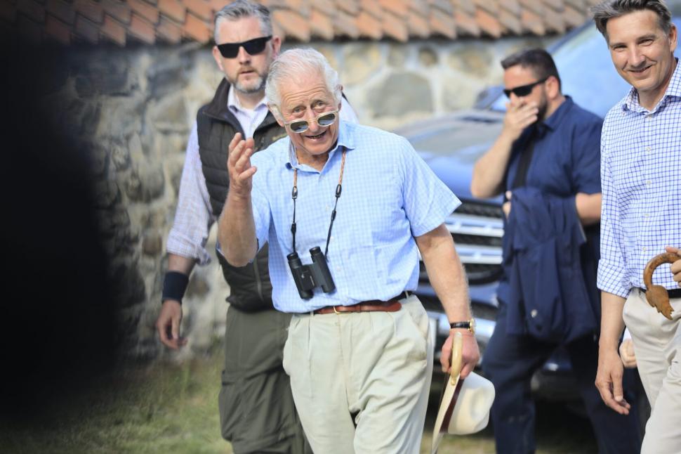 Imagini cu Regele Charles al III-lea, întâmpinat de sute de turişti şi localnici după plimbarea de astăzi 838223