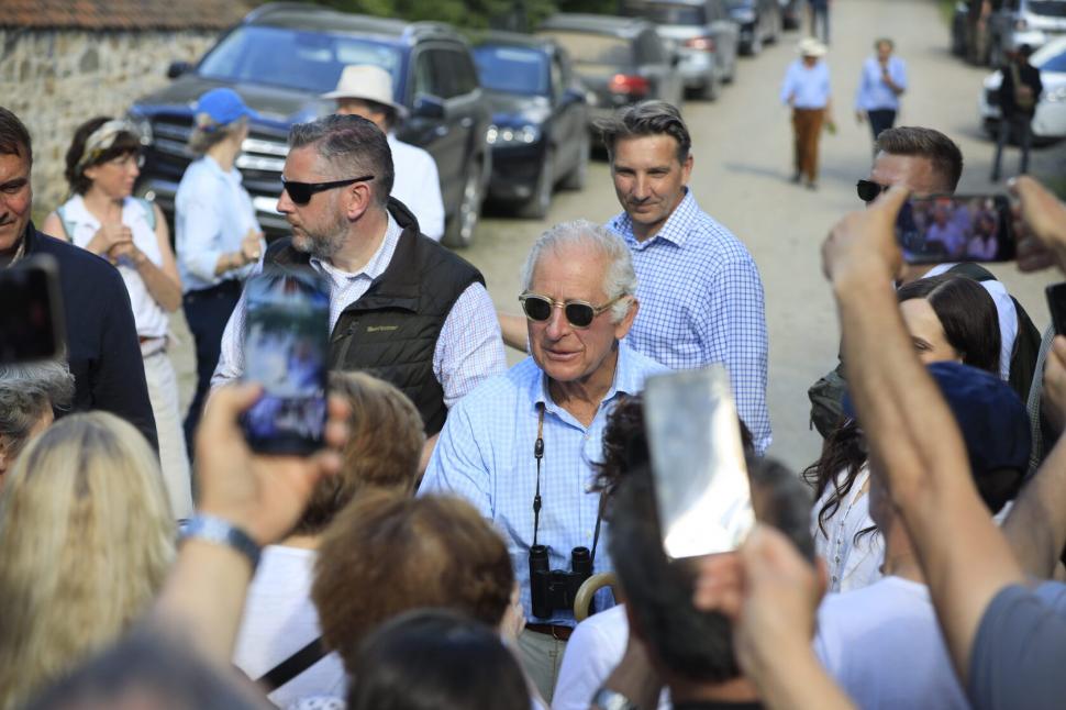 Imagini cu Regele Charles al III-lea, întâmpinat de sute de turişti şi localnici după plimbarea de astăzi 838224