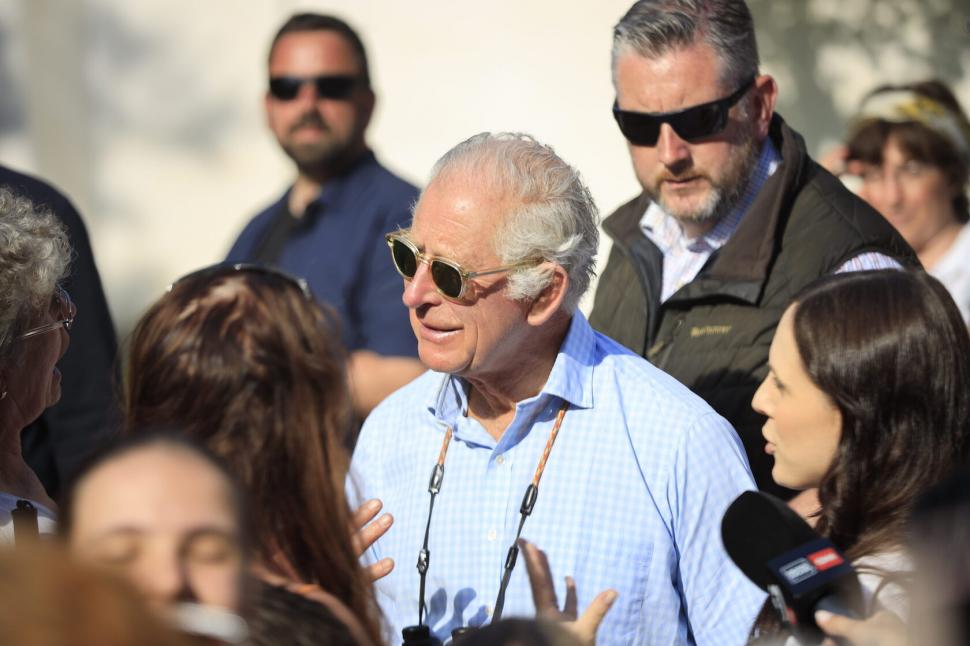 Imagini cu Regele Charles al III-lea, întâmpinat de sute de turişti şi localnici după plimbarea de astăzi 838225