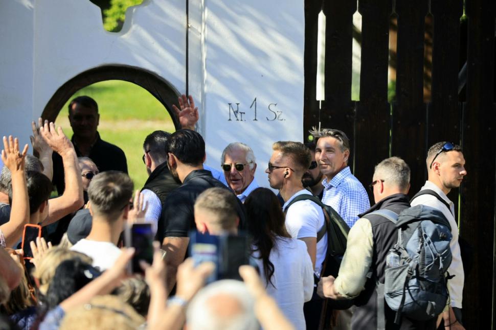 Imagini cu Regele Charles al III-lea, întâmpinat de sute de turişti şi localnici după plimbarea de astăzi 838226