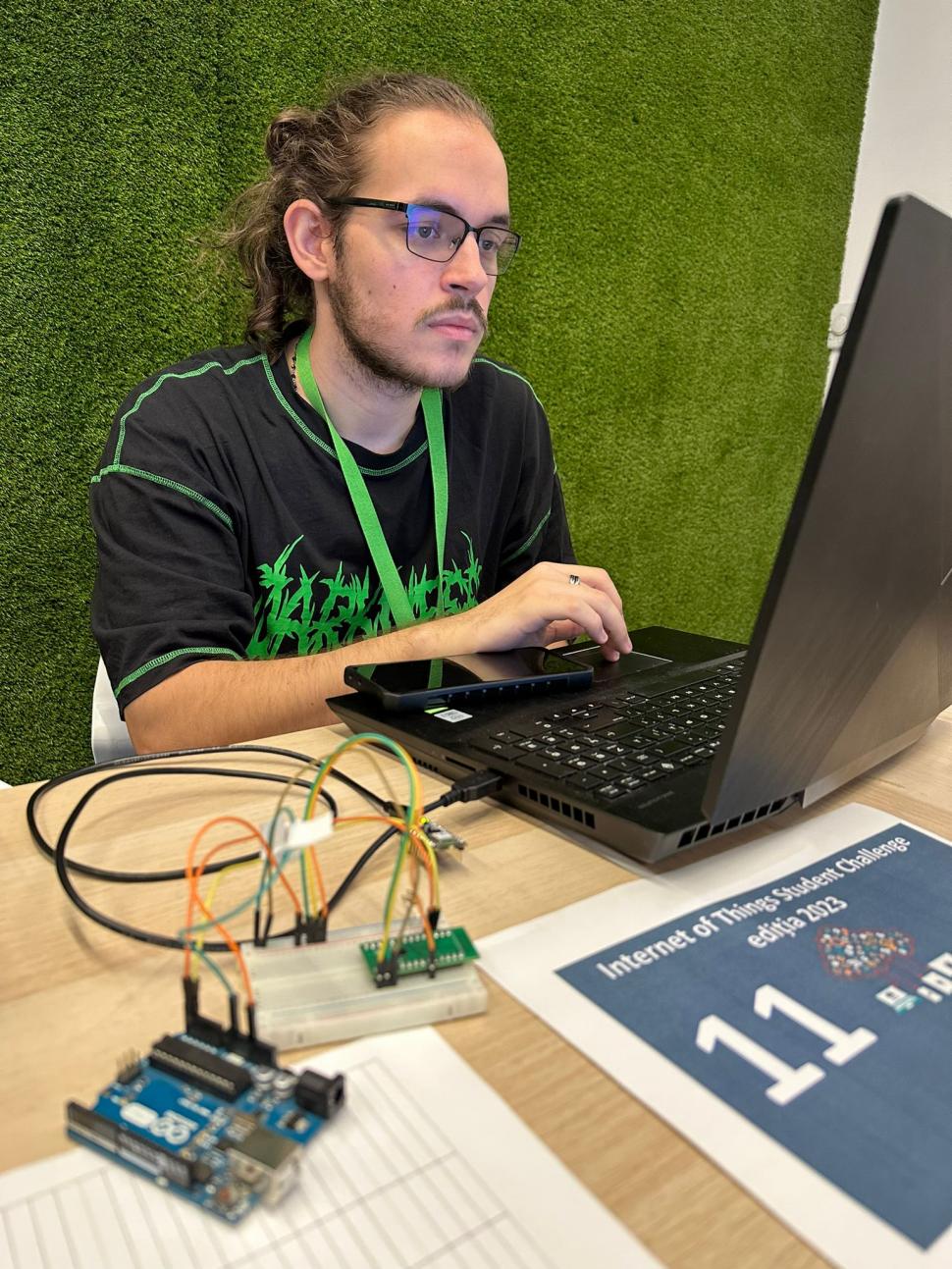 El este studentul din Cluj-Napoca care a inventat pantofii cu ajutorul cărora se poate încărca un telefon mobil în timpul mersului 838250