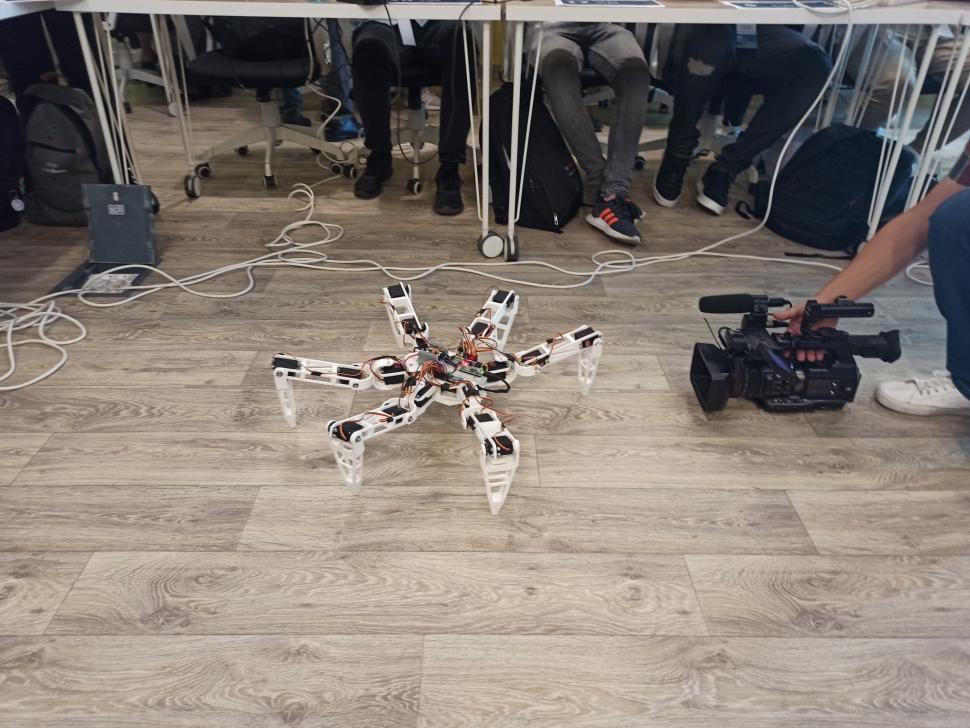 El este studentul din Cluj-Napoca care a inventat pantofii cu ajutorul cărora se poate încărca un telefon mobil în timpul mersului 838251