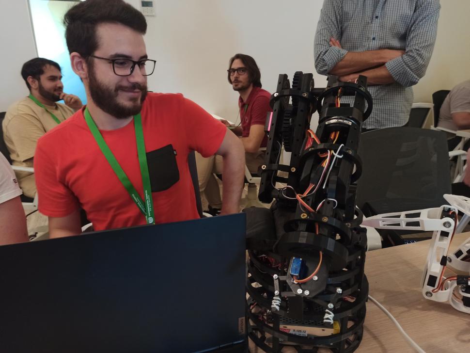 El este studentul din Cluj-Napoca care a inventat pantofii cu ajutorul cărora se poate încărca un telefon mobil în timpul mersului 838252