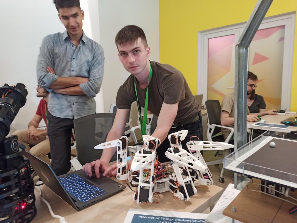 El este studentul din Cluj-Napoca care a inventat pantofii cu ajutorul cărora se poate încărca un telefon mobil în timpul mersului 838253