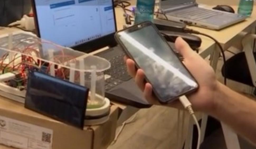 El este studentul din Cluj-Napoca care a inventat pantofii cu ajutorul cărora se poate încărca un telefon mobil în timpul mersului 838256