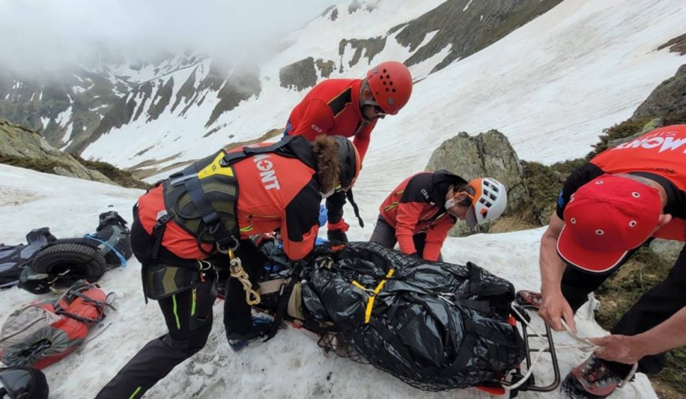 Bărbat găsit mort în sacul de dormit, în munții Făgăraș. Salvamontiștii i-au coborât trupul de pe munte 
