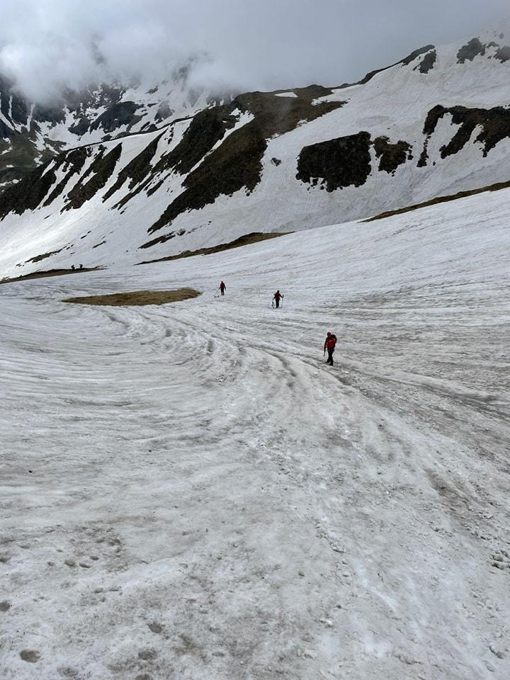 Bărbat găsit mort în sacul de dormit, în munții Făgăraș. Salvamontiștii i-au coborât trupul de pe munte  838389