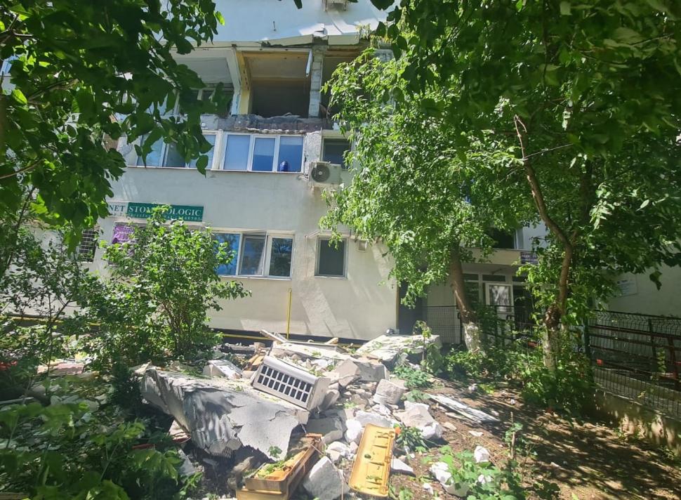 Explozie puternică într-un apartament din Sectorul 3 al Bucureștiului! Un bărbat a fost prins sub o placă de beton 838310