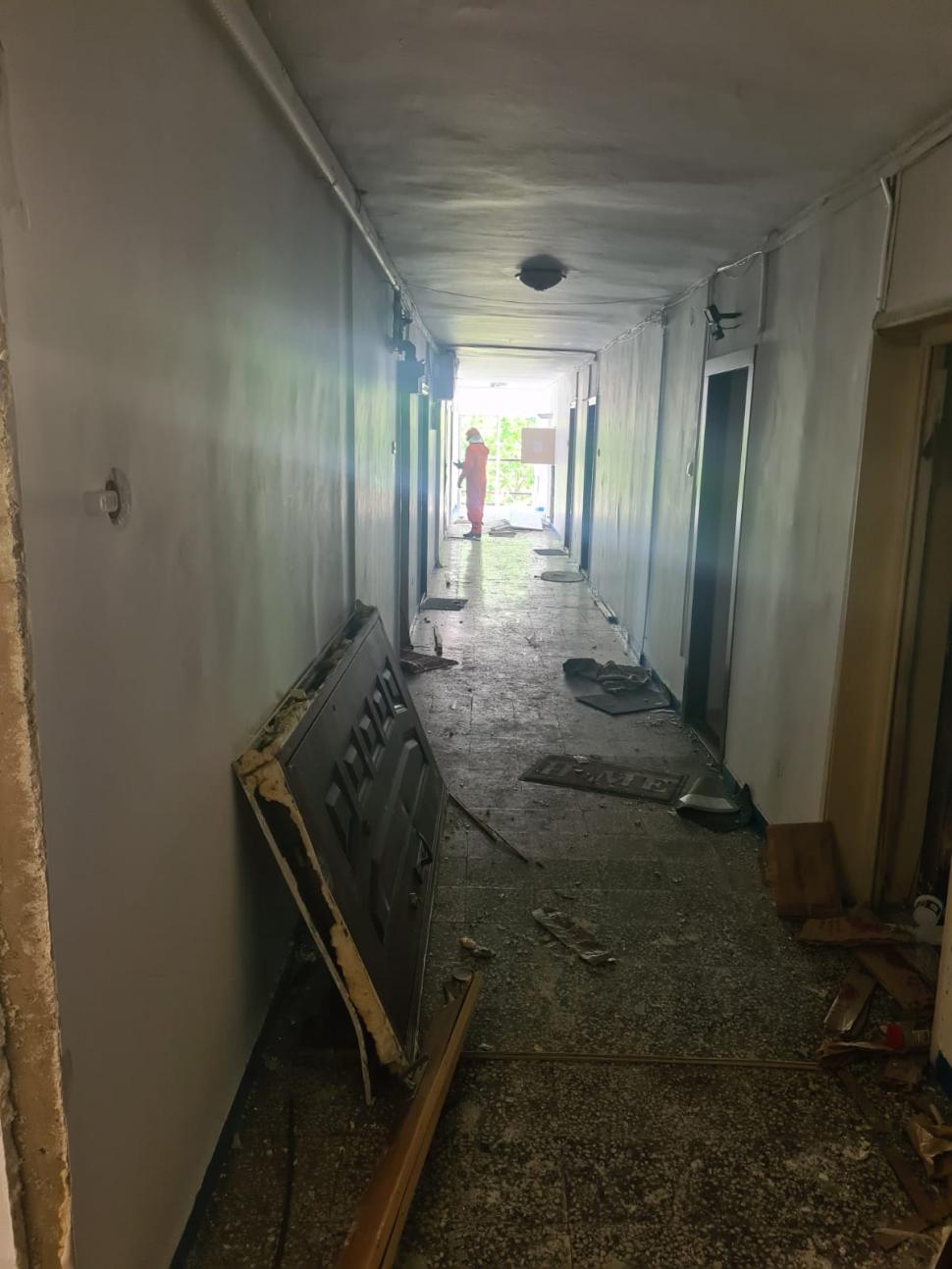 Explozie puternică într-un apartament din Sectorul 3 al Bucureștiului! Un bărbat a fost prins sub o placă de beton 838311