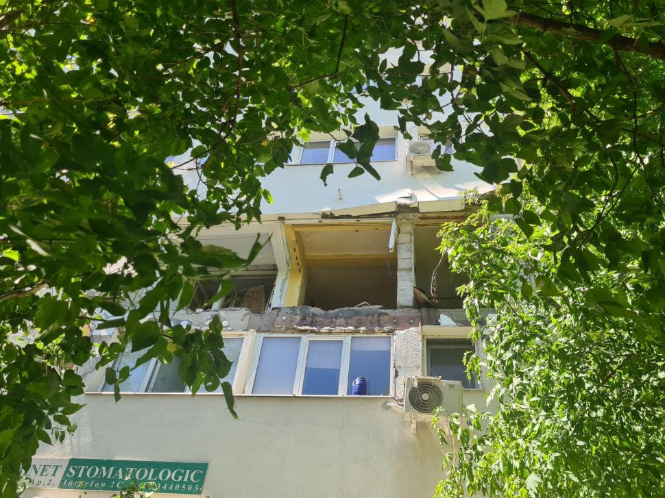 Explozie puternică într-un apartament din Sectorul 3 al Bucureștiului! Un bărbat a fost prins sub o placă de beton 838313