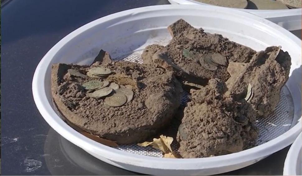 Un sibian a descoperit o comoară veche de 1700 de ani. Recompensa pe care o va primi bărbatul pentru banii găsiţi 838284