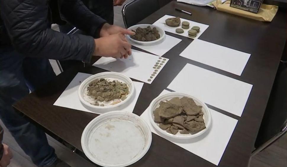 Un sibian a descoperit o comoară veche de 1700 de ani. Recompensa pe care o va primi bărbatul pentru banii găsiţi 838285