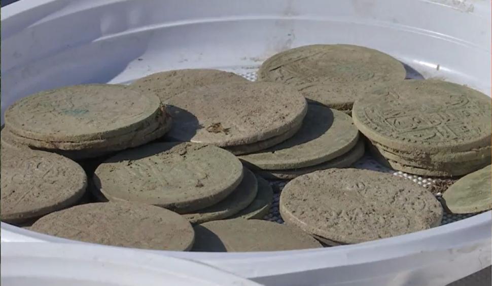 Un sibian a descoperit o comoară veche de 1700 de ani. Recompensa pe care o va primi bărbatul pentru banii găsiţi 838286