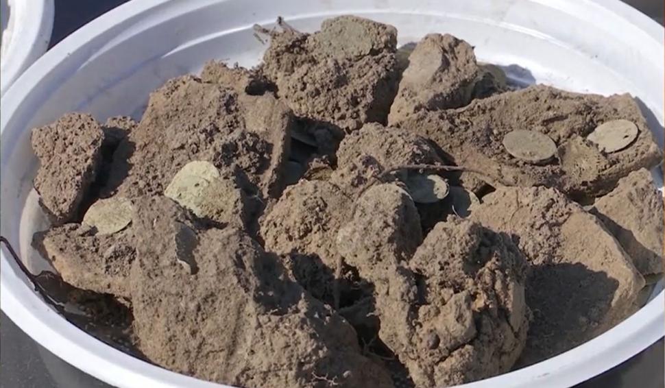 Un sibian a descoperit o comoară veche de 1700 de ani. Recompensa pe care o va primi bărbatul pentru banii găsiţi 838287