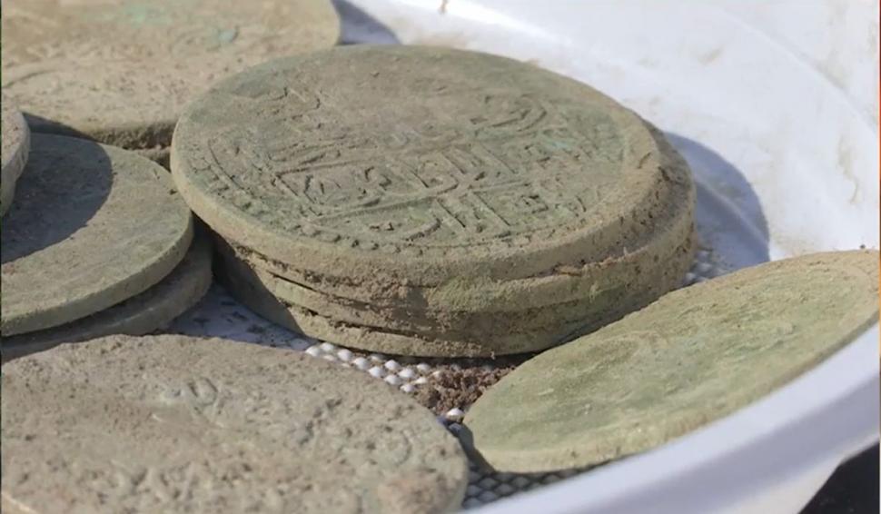 Un sibian a descoperit o comoară veche de 1700 de ani. Recompensa pe care o va primi bărbatul pentru banii găsiţi 838288