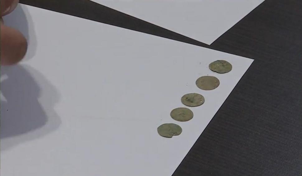 Un sibian a descoperit o comoară veche de 1700 de ani. Recompensa pe care o va primi bărbatul pentru banii găsiţi 838290