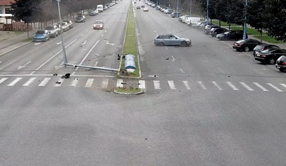 Momentul în care un șofer beat și drogat pierde controlul volanului și se izbește de un stâlp, într-o intersecție mare din Drobeta Turnu-Severin