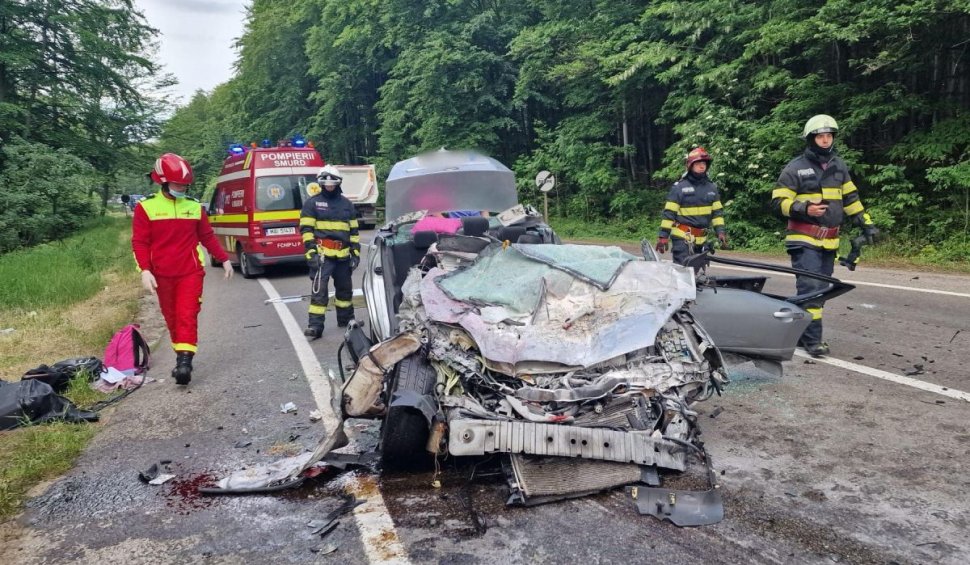 Doi tineri, o fată şi un băiat, au murit pe loc într-o maşină strivită de un TIR, după un accident în Ilişeşti, Suceava