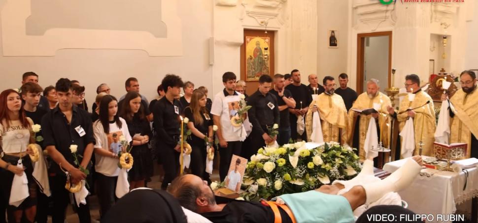 "Raiul şi-a vărsat toate lacrimile". Tatăl lui Robert, românul mort în Italia, a fost adus pe targă la înmormântarea fiului său 838538