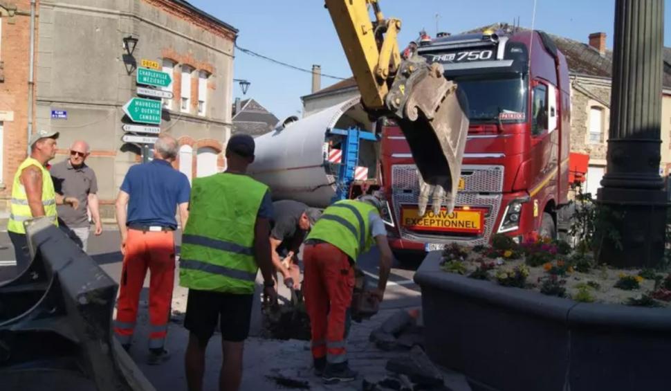 "Nu îmi dau seama cum au crezut ei că acesta e un traseu pe care îl pot folosi" Ruta aleasă de un şofer român de TIR a blocat ore în şir un sat din Franţa